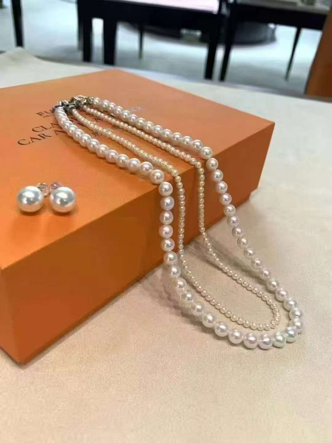 Collar de perlas cultivadas de clavo de mariposa y cuatro hojas