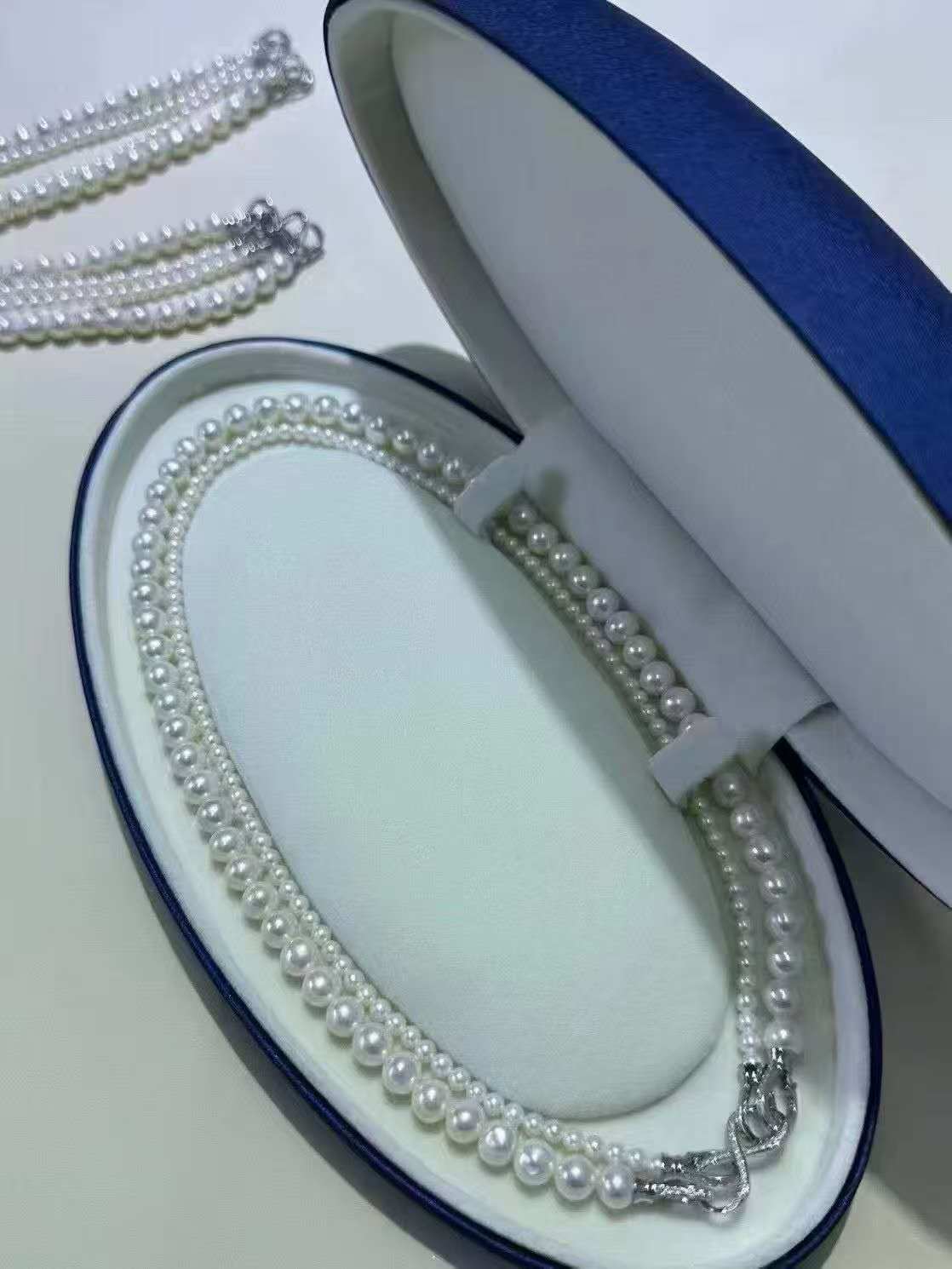 Collar de perlas cultivadas de clavo de mariposa y cuatro hojas