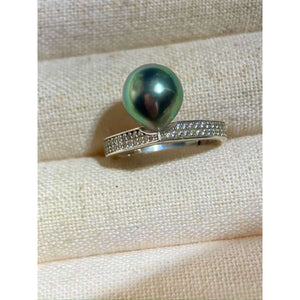 Luminous Peacock Green Tahitian Teardrop Ring