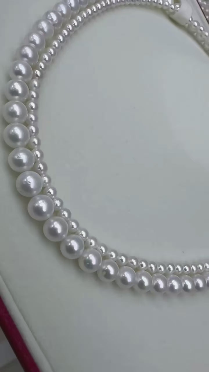 Collar de perlas cultivadas de clavo de mariposa y cuatro hojas