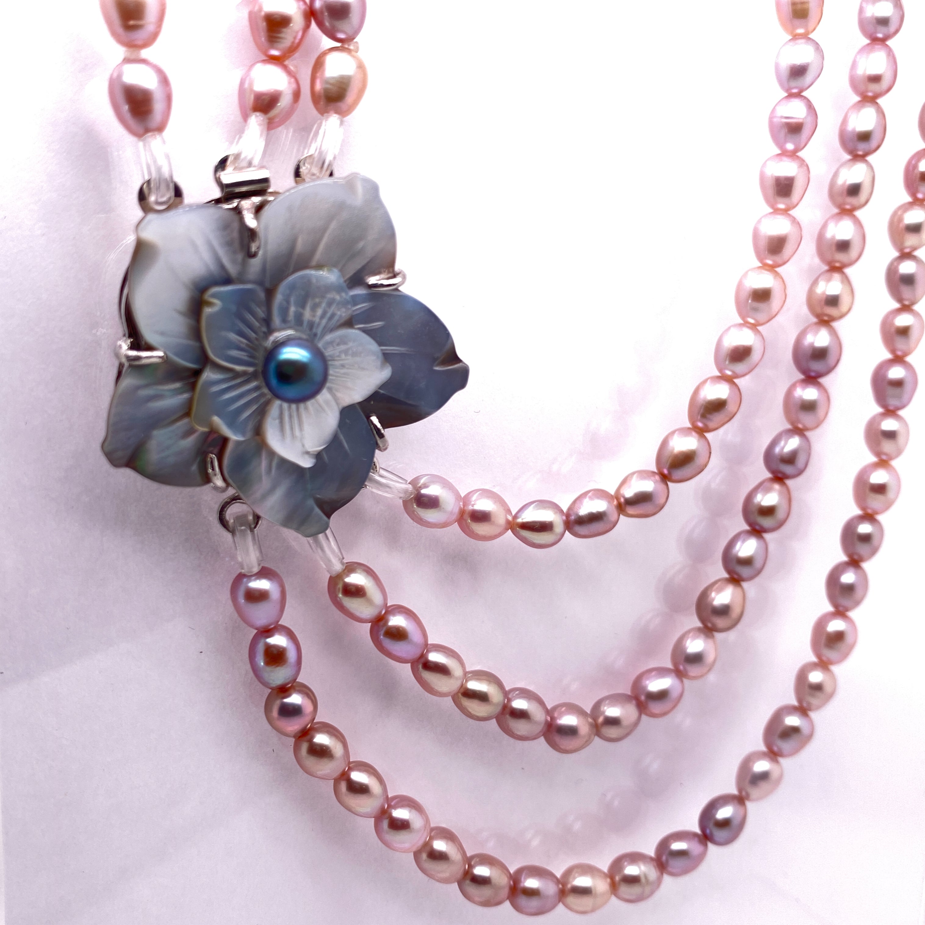 Collar de perlas cultivadas de triple cadena con rosa de madreperla