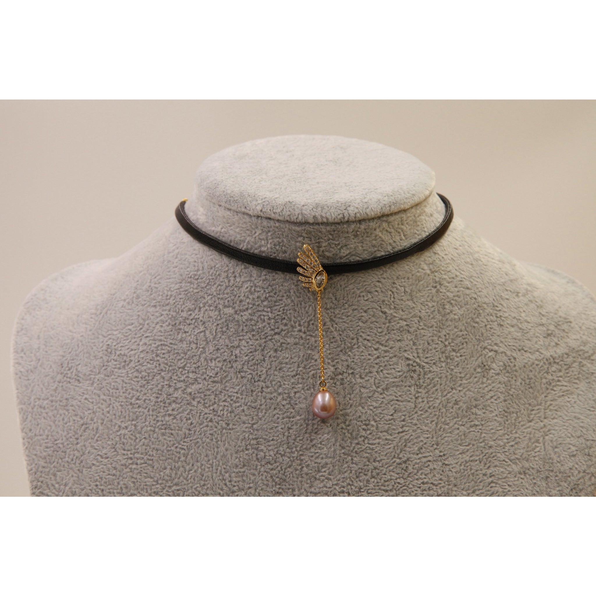 Tour de cou en cuir avec pendentif perle