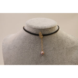 Tour de cou en cuir avec pendentif perle