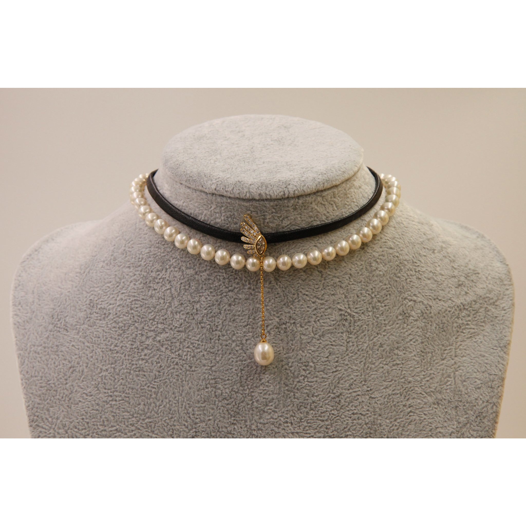 Tour de cou en cuir avec pendentif perle