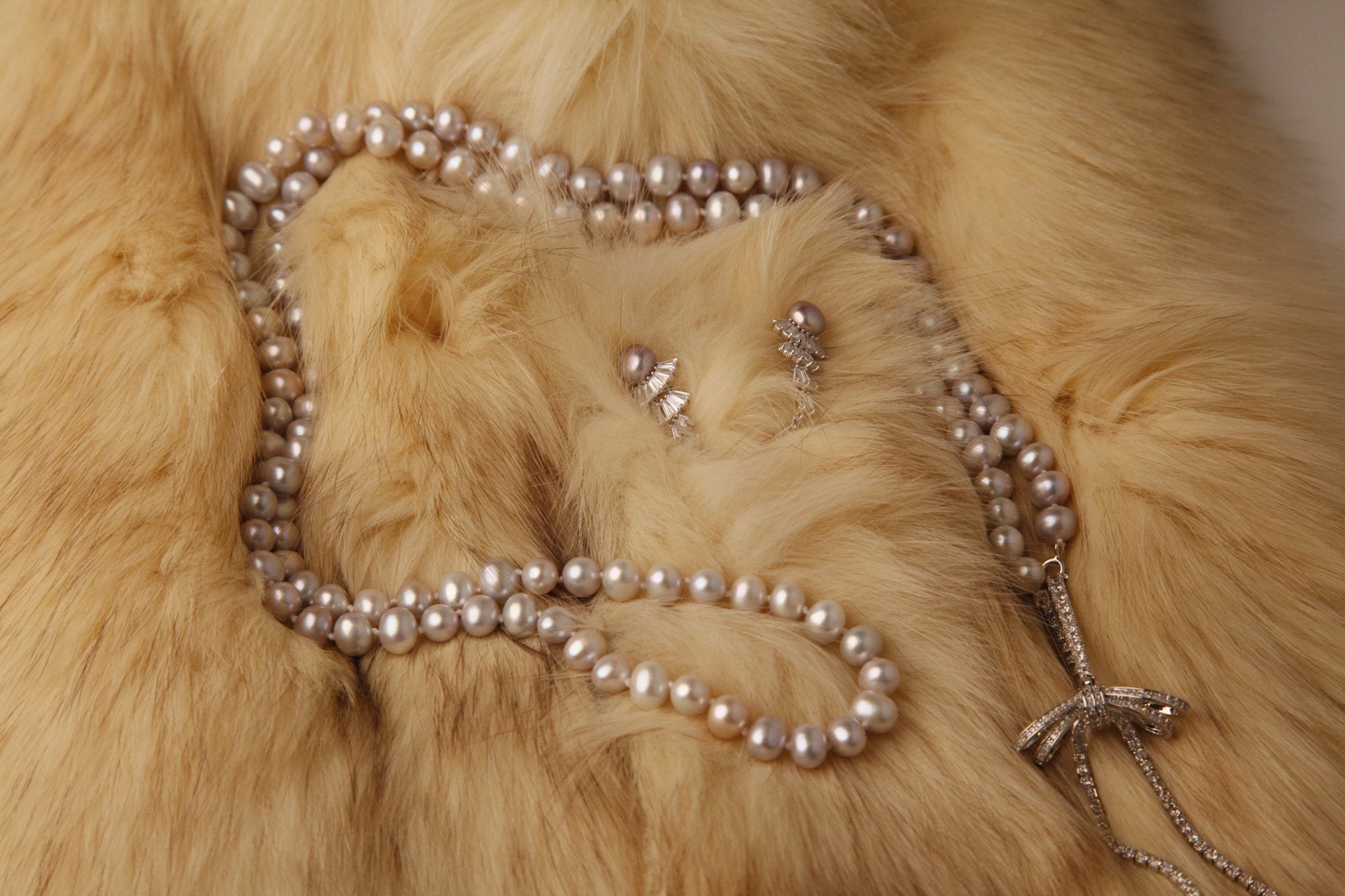 Collar de perlas cultivadas con bowknot brillante
