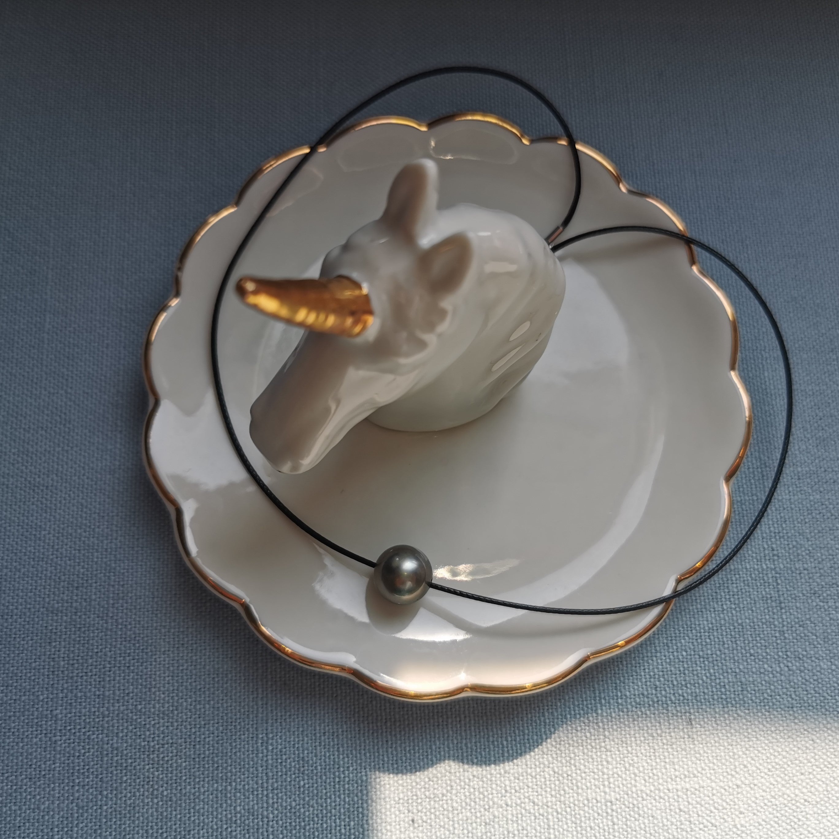 Gargantilha com pingente de pérola de couro