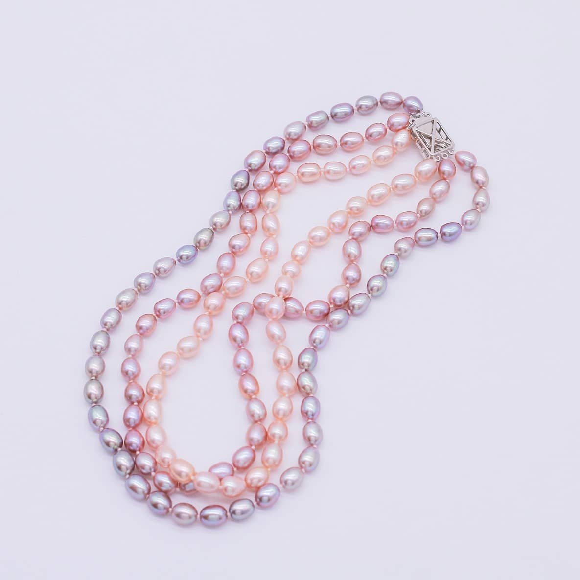Triple Strand Candy Gradual Change Color Pearl Necklace (en anglais)