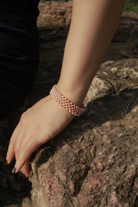 S115 Alça de mão trançada Pérola barroca de água doce cultivada (3,5-4mm). Conjunto de pulseira elástica