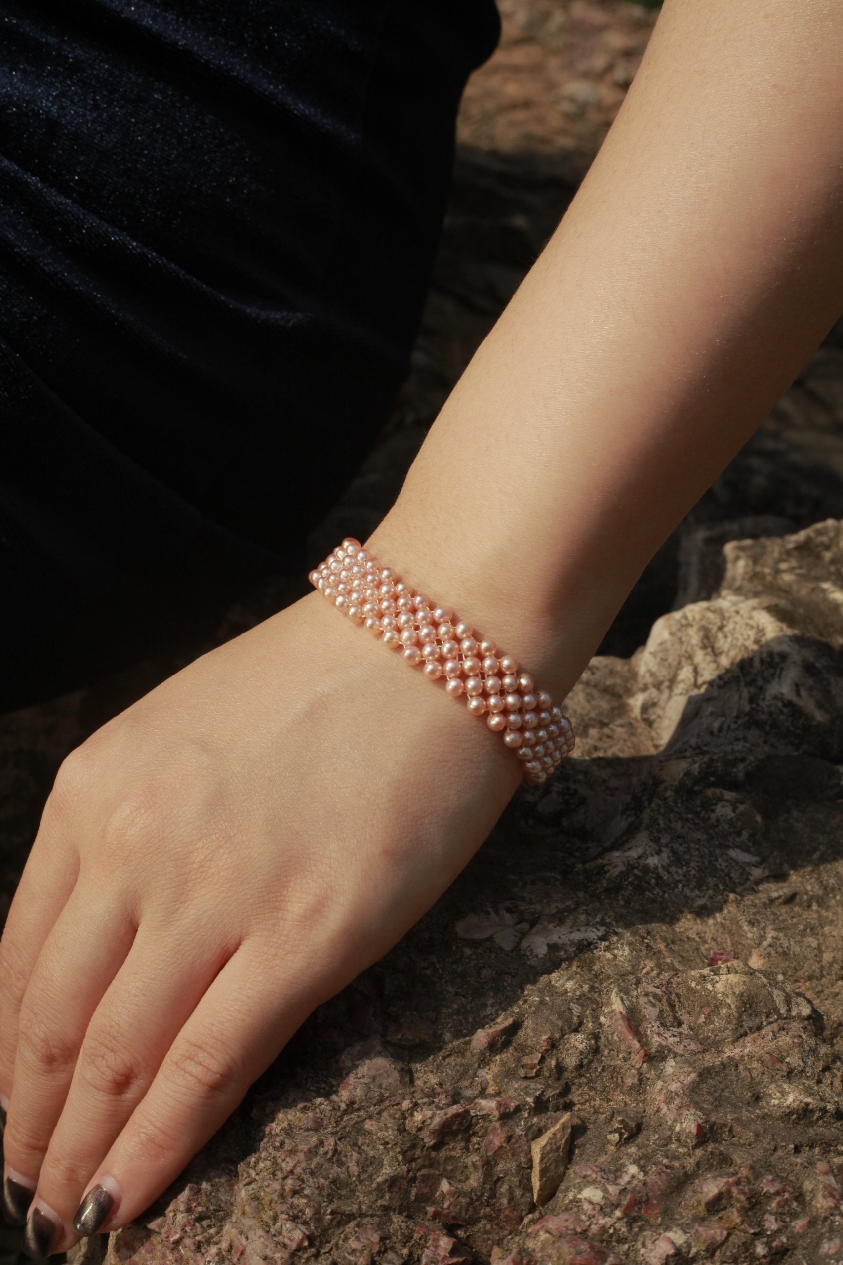 S115 Alça de mão trançada Pérola barroca de água doce cultivada (3,5-4mm). Conjunto de pulseira elástica