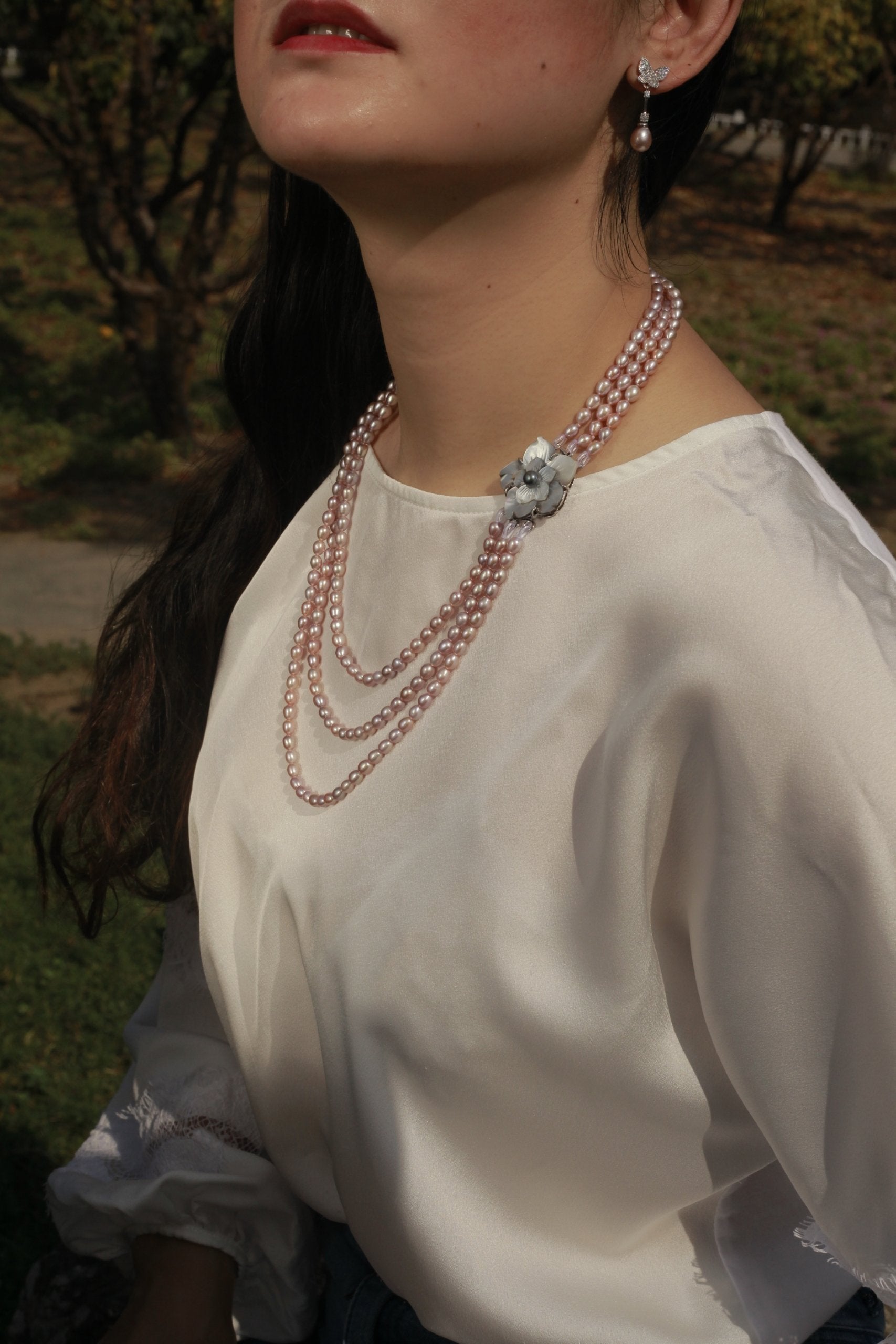 Collar de perlas cultivadas de triple cadena con rosa de madreperla