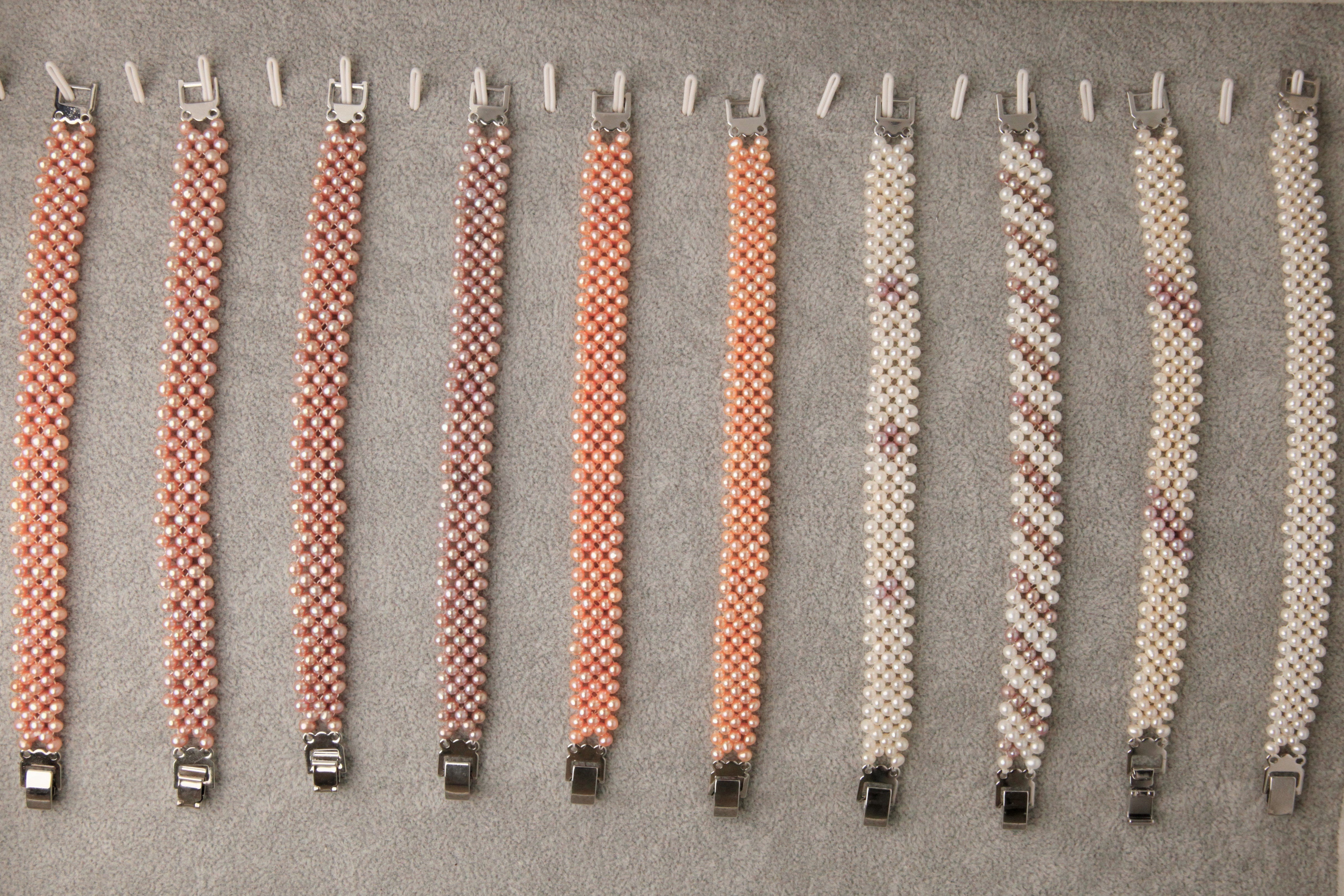 S115 Alça de mão trançada Pérola barroca de água doce cultivada (3,5-4mm). Conjunto de pulseira elástica