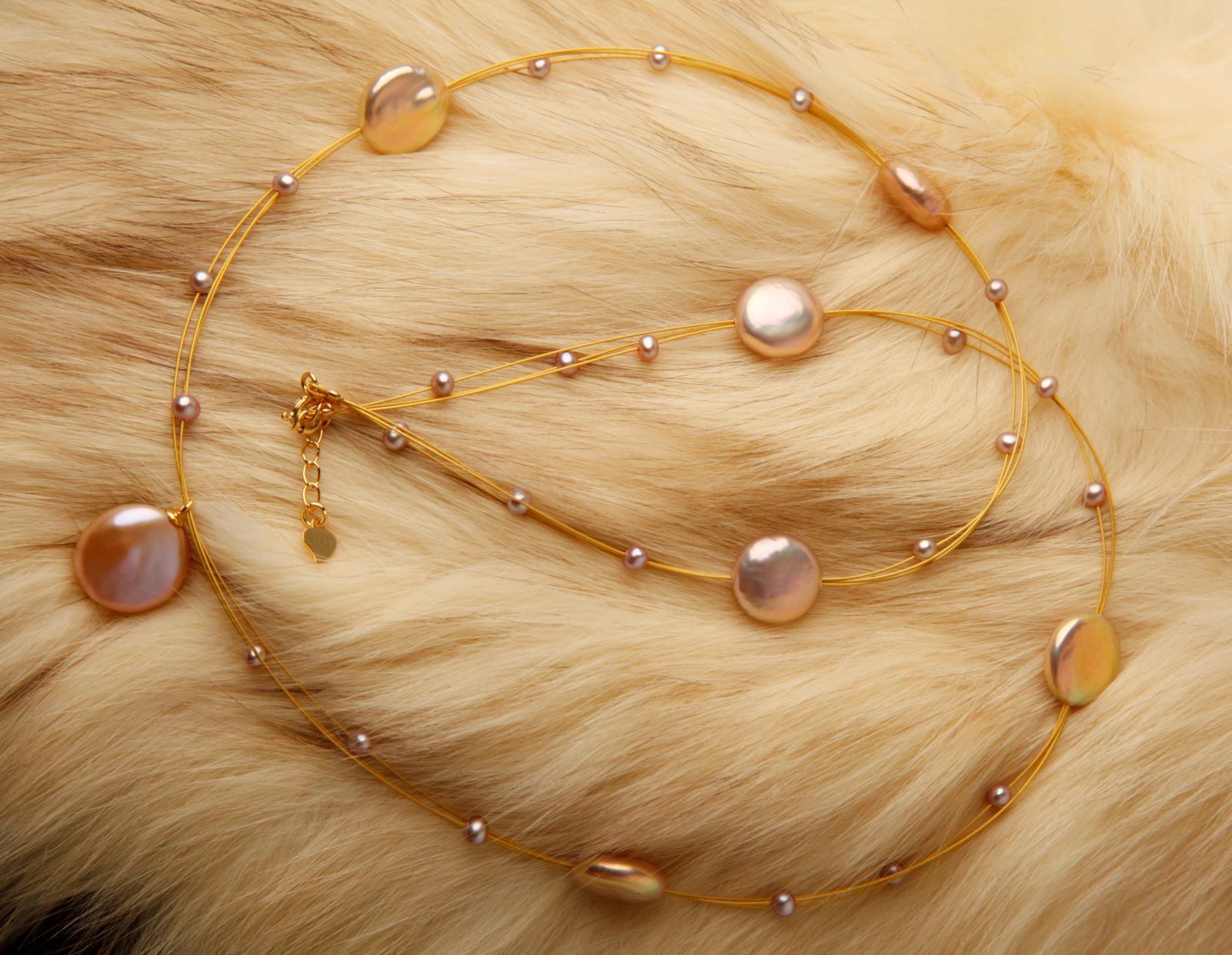 Collier de perles baroques de forme de pièce de monnaie