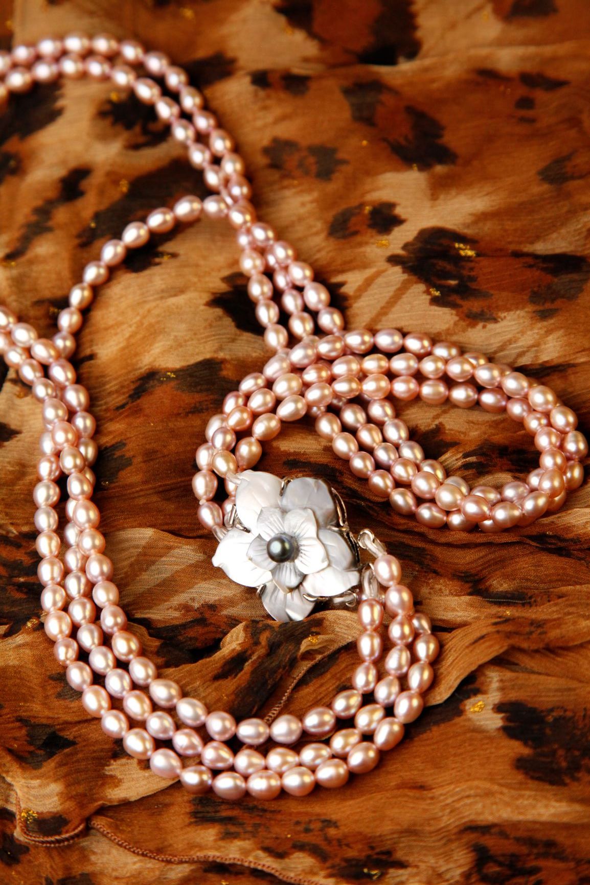 Collar de perlas cultivadas de triple cadena con rosa de madreperla