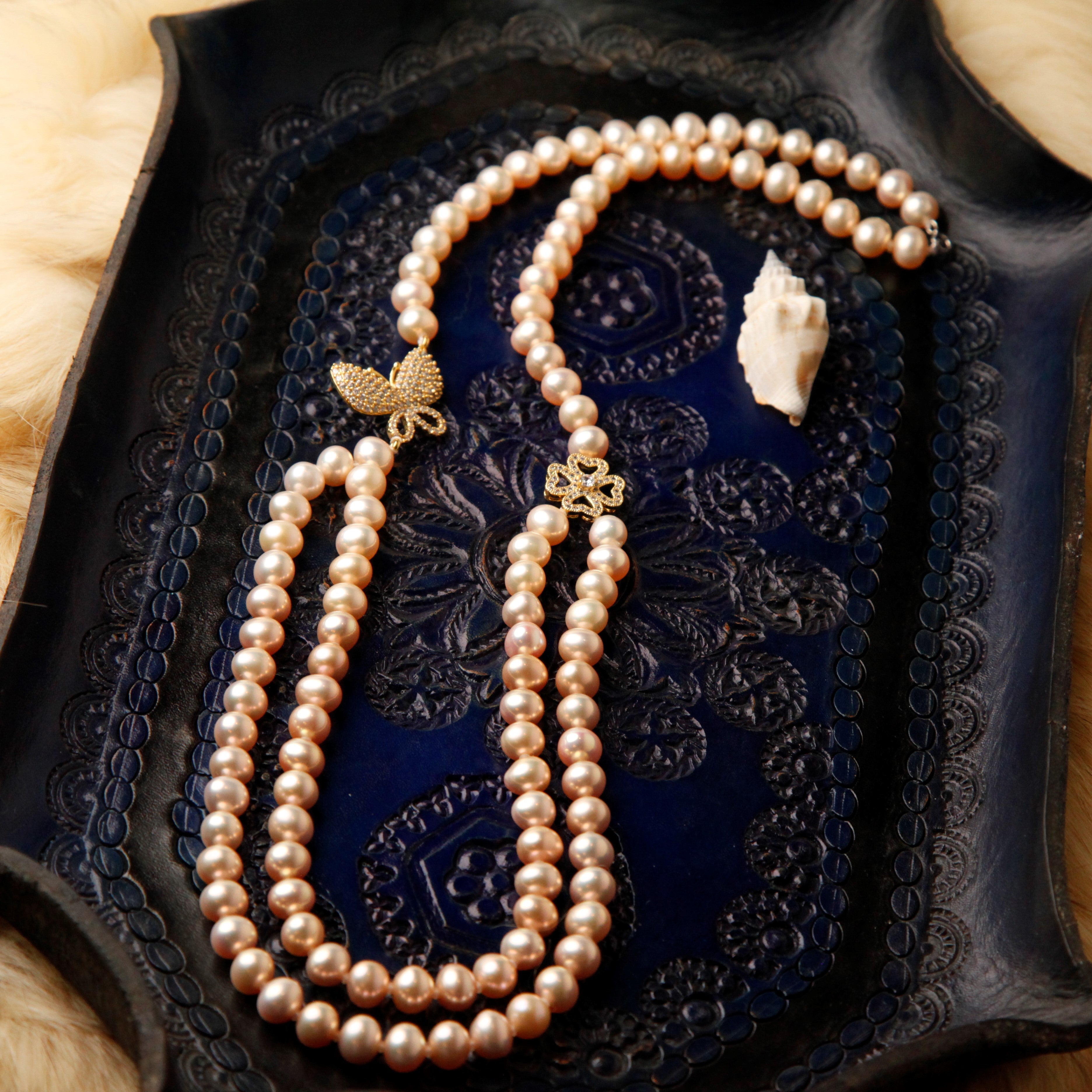 Collier de perles culture de papillon et de quatre feuilles de clou de girofle