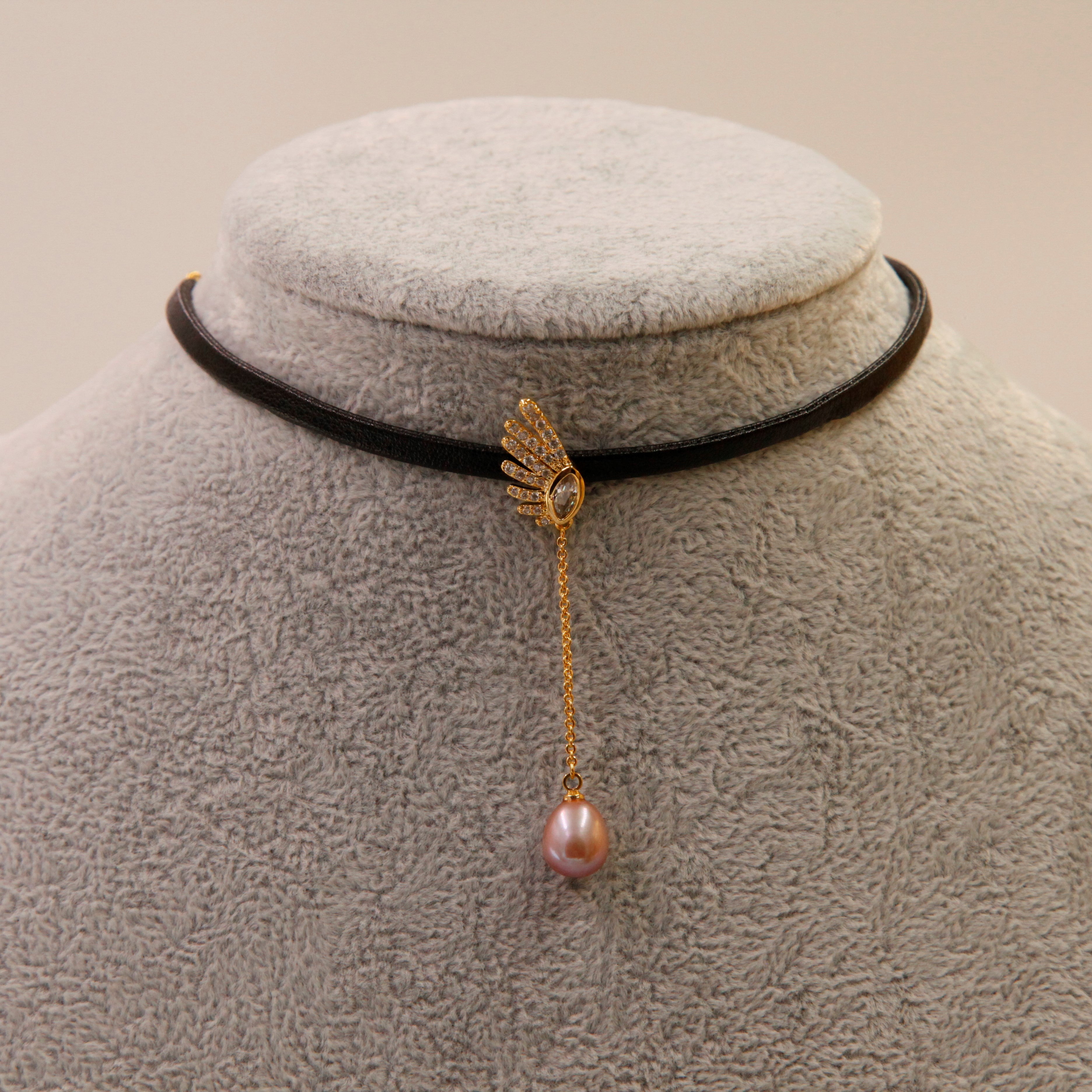 Tour de cou en cuir avec pendentif perle
