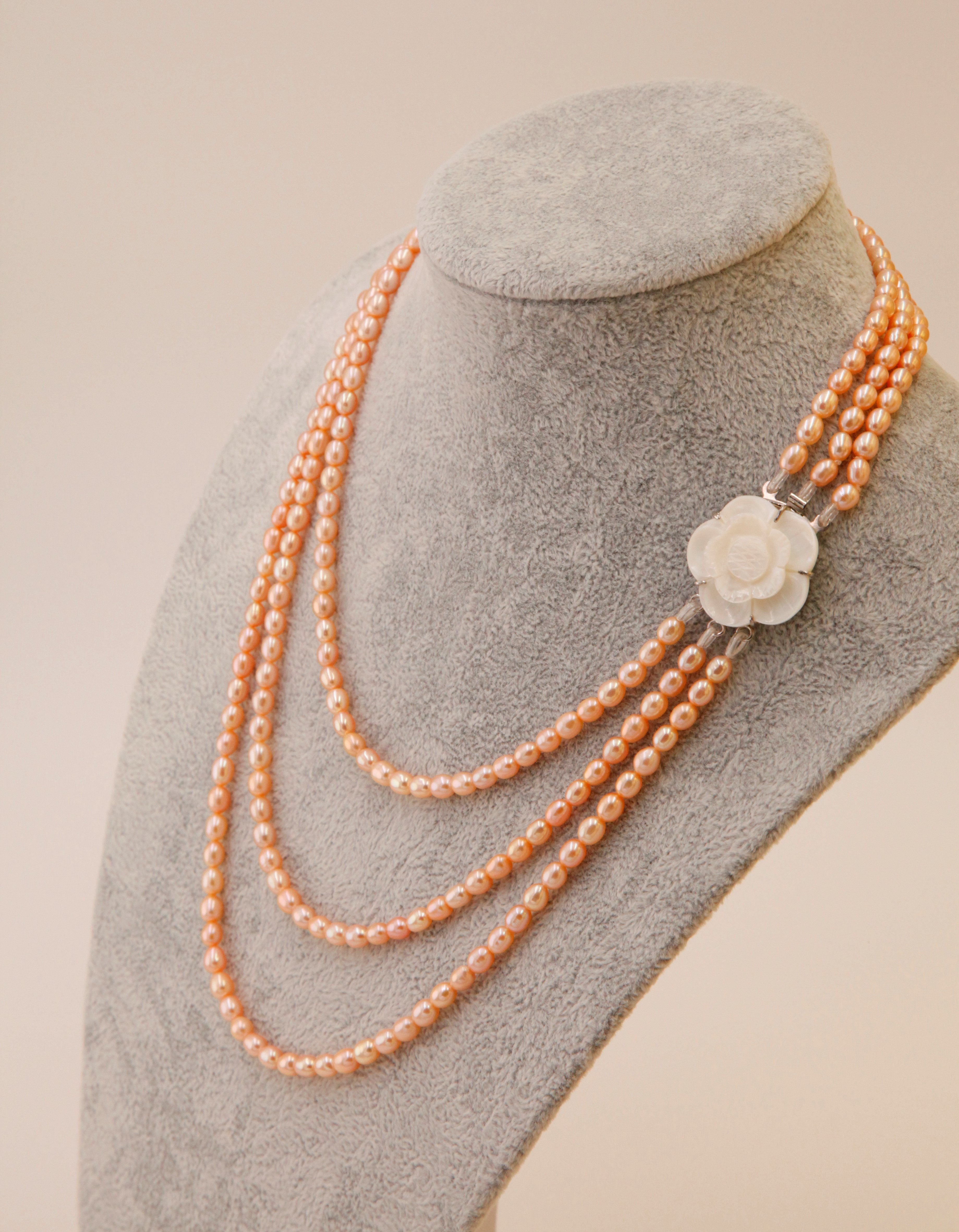 Collar de perlas cultivadas de triple cadena con rosa de madreperla