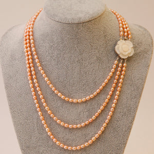 Collar de perlas cultivadas de triple cadena con rosa de madreperla