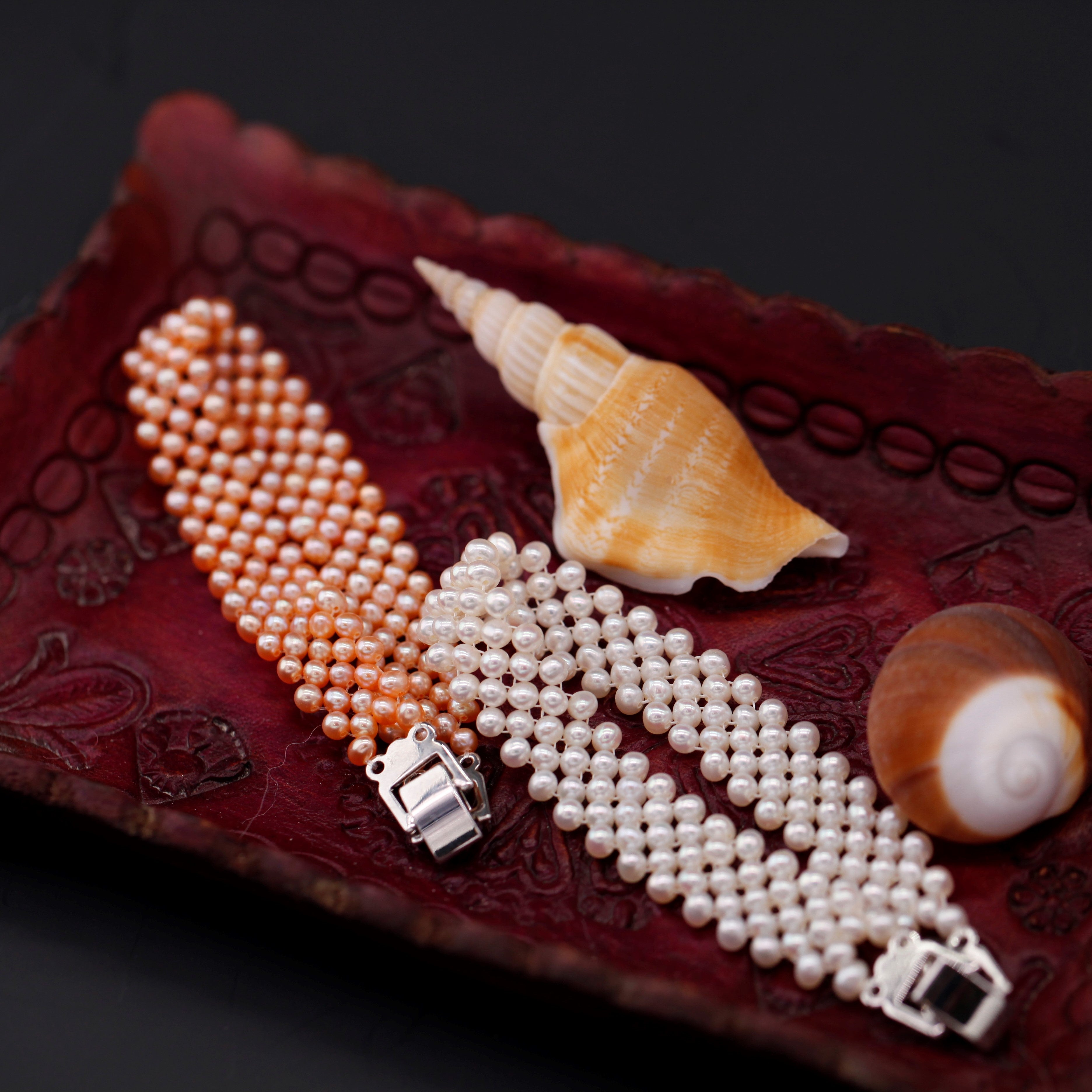 S115 Alça de mão trançada Pérola barroca de água doce cultivada (3,5-4mm). Conjunto de pulseira elástica